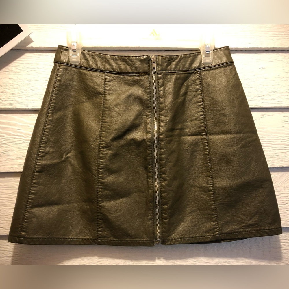 Forever 21 Size Medium Faux Green Leather Zip Front Mini Skirt